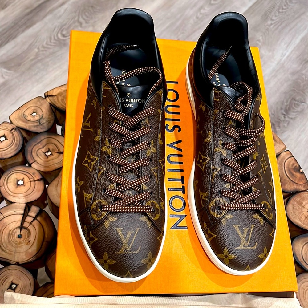 Louis Vuitton LUXEMBOURG SNEAKER Men’s (SIZE 8). Excellent condition.